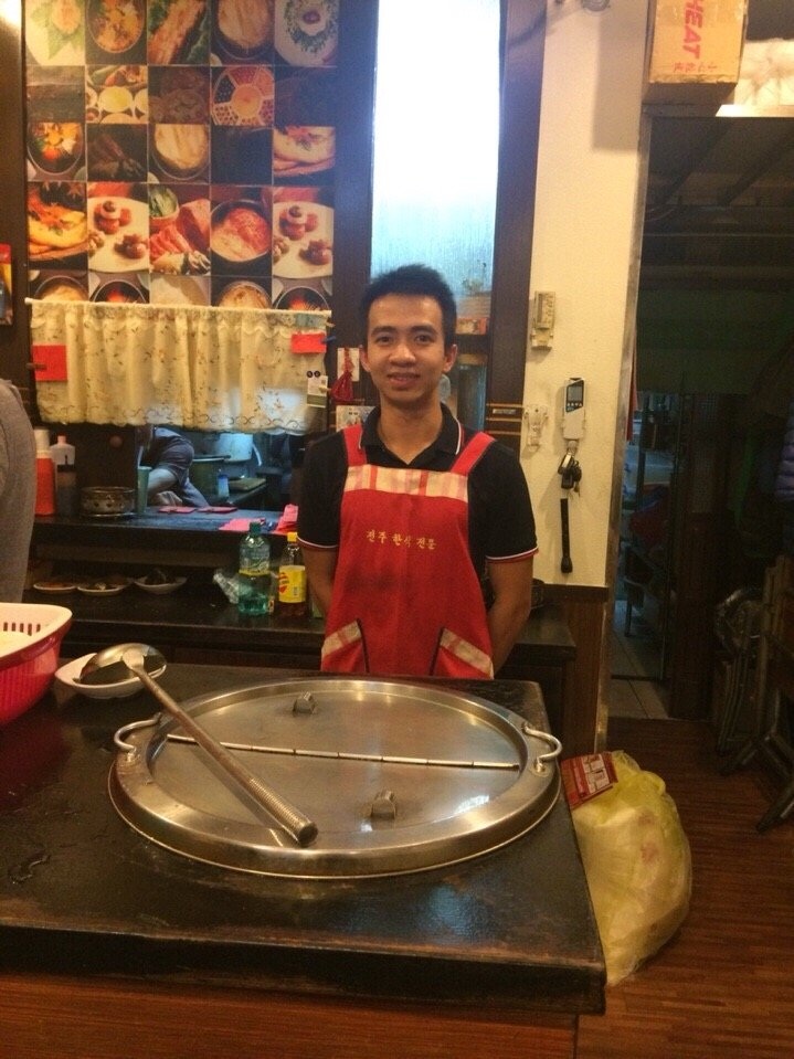 Sinh viên kiếm gần 20 triệu tháng cận Tết nhờ làm bưng bê - 1 Nguyễn Minh Thành làm thêm tại quán ăn Hàn Quốc trong thời gian du học ở Đài Loan. Ảnh: NVCC