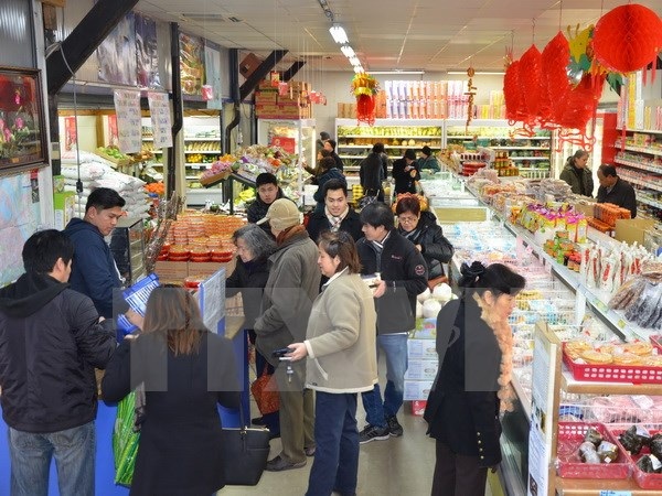 Sôi động hội chợ đón Tết Đinh Dậu của người Việt giữa Paris - 1 Kiều bào đi sắm Tết trong ngày 15/1 vừa qua tại siêu thị Thanh Bình Jeune. (Ảnh: Bích Hà/TTXVN)