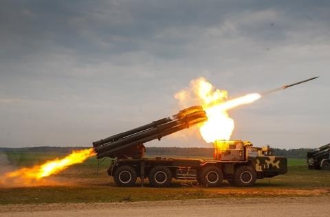 Pháo binh Nga vô hình trước mắt kẻ thù - 1 Pháo phản lực Smerch của Nga.