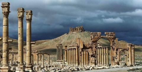 Assad, Trump, Putin bất ngờ bắt tay giải phóng Palmyra? - 1 Thành cổ Palmyra đang bị tàn phá nặng nề vì sự chiếm đóng của IS.
