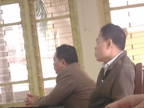 Hai cán bộ làm oan ông Chấn nói gì trước khi tuyên án? - 1 Ông Đặng Thế Vinh (ngoài) và ông Trần Nhật Luật (trong) tại tòa
