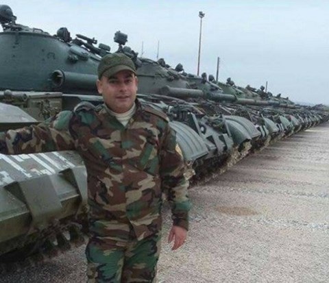 Binh lính Syria chụp ảnh với lô xe tăng T-62M mới nhận