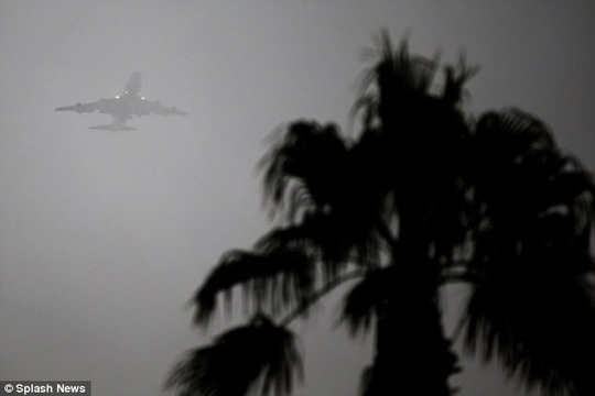 Máy bay chở ông Obama hạ cánh 3 lần bất thành - 1 Máy bay chở ông Obama hạ cánh 3 lần bất thành - 1