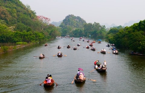 Hà Nội chưa có chủ trương rung chuông đêm giao thừa - 1 Các đò được đưa vào phục vụ tại lễ hội chùa Hương được sơn sửa và có đánh số