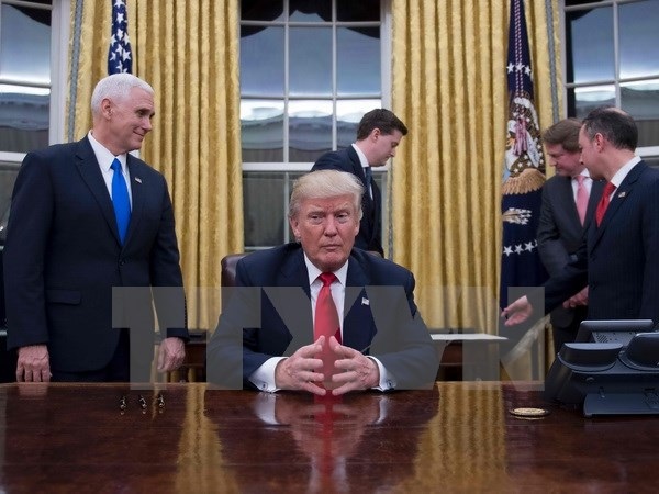 Donald Trump và trọng trách lịch sử “đưa nước Mỹ vĩ đại trở lại” - 1 Tổng thống Donald Trump ký quyết định về thay đổi lớn trong chính sách năng lượng và khí hậu. (Nguồn: AFP/TTXVN)