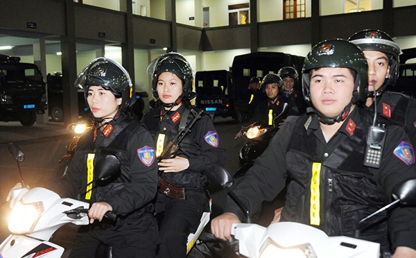 Chuyện chưa biết về Tiểu đội nữ Cảnh sát đặc nhiệm đầu tiên của Thủ đô - 1 Tổ công tác tuần tra kiểm soát với sự xuất hiện của những nữ CSĐN.