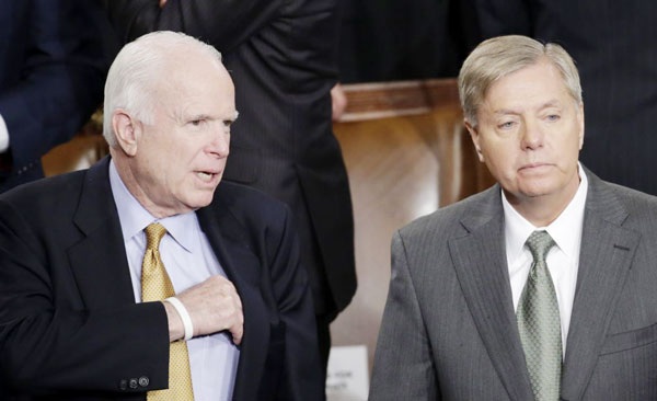 Hai Thượng nghị sĩ của đảng Cộng hòa John McCain (trái) và Lindsey Graham. Ảnh: AP