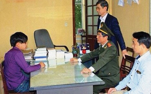 Lính hình sự kể chuyện: Băng qua Tết đánh án - 1
Ðối tượng Phạm Minh Vương khi được đưa về Công an tỉnh Hà Nam.