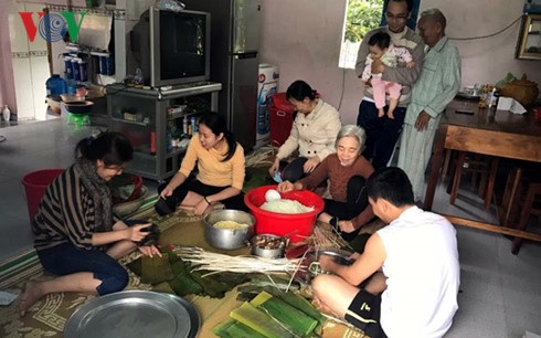Kiều bào giữ hồn văn hóa Tết - 1 Gói bánh tét, bánh chưng vẫn là nét đẹp ngày Tết ở nhiều gia đình Việt Nam. (Ảnh minh họa)