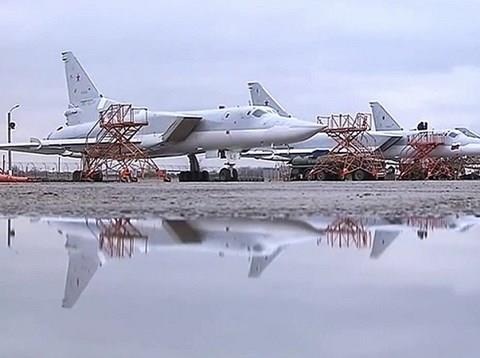Con bài Deir Ezzor và toan tính của Nga tại Astana - 1 Nga đã triển khai hàng loạt máy bay Tu-22M3 đến ném bom Deir Ezzor