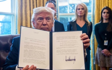 Mệnh lệnh hành chính của Tổng thống Mỹ có “sức nặng” đến đâu? - 1 Tổng thống Donald Trump ký mệnh lệnh hành chính đầu tiên tại phòng Bầu dục ở Nhà Trắng. Ảnh: AFP