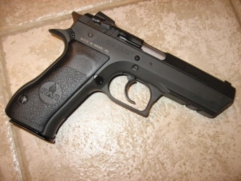 Rút súng, dọa bắn người giữa sòng bạc ngày tết - 1 
Công an đang trưng cầu giám định số súng, đạn mà Sinh tàng trữ để có căn cứ xử lý đối tượng này. (Ảnh: Minh họa)