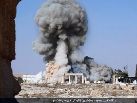 Nga điều loạt chiến cơ vẫn "bó tay" ở Palmyra? - 1 Thành cổ Palmyra bị không kích nặng nề dưới tay IS.