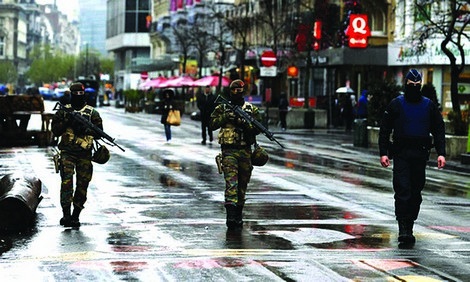 Chìa khóa ADN trong phá vụ án khủng bố ở Brussels - 1 Cảnh sát Bỉ tăng cường tuần tra ở thủ đô Brussels.
