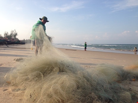 Ngư dân phấn khởi trúng lộc biển đầu năm - 1 Ông Hoàng Văn Phiến (64 tuổi, xã Gio Hải, Gio Linh) vui mừng vì trúng lộc biển đầu năm