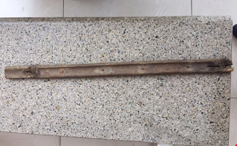 Thanh tre mà người mẹ dùng đánh cháu bé vô tình khiến cháu tử vong.