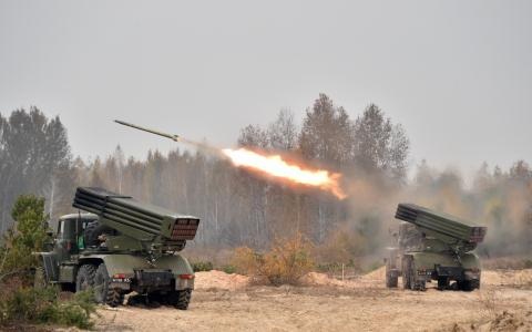 Vũ khí hủy diệt biển người Ukraine đỏ lửa miền Đông - 1 Pháo phản lực BM-21 Grad khai hỏa.