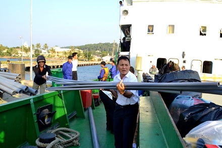 Thuyền trưởng “tàu không số” thời bình - 3 Ngay cả khi tàu Thổ Châu 09 duy tu, phải nhờ tàu Vùng 5 Hải quân thay thế, thuyền trưởng Nguyễn Đức Trí vẫn tả xung, hữu đột với công việc giúp người đi tàu sớm ổn định ...