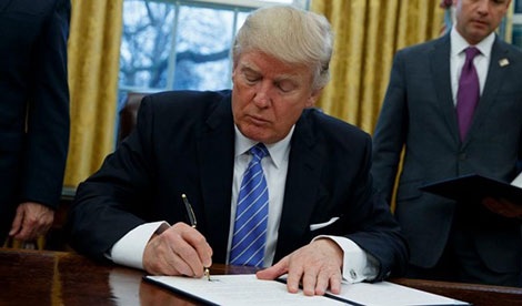 Tổng thống Mỹ Donald Trump ký sắc lệnh rút khỏi hiệp định TPP.
