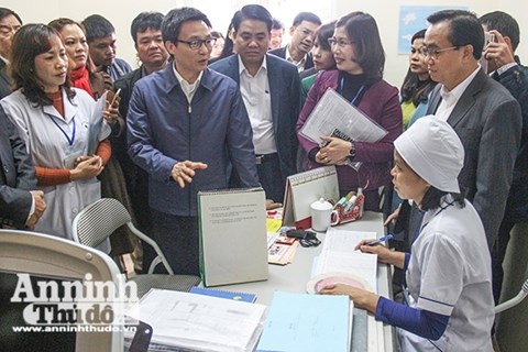 Hà Nội sẽ hoàn thành lập sổ theo dõi sức khoẻ toàn dân vào tháng 9-2017 - 1 Phó Thủ tướng Vũ Đức Đam thăm và trò chuyện với y, bác sỹ ở Trạm y tế phường Tây Mỗ