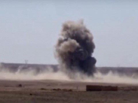 Không lực Syria tiếp tục phá vòng vây của IS tại sân bay quân sự Deir Ezzor - 1 Không lực Syria dội bom các vị trí của phiến quân IS gần Jabal Tharda, phía nam thành phố Deir Ezzor