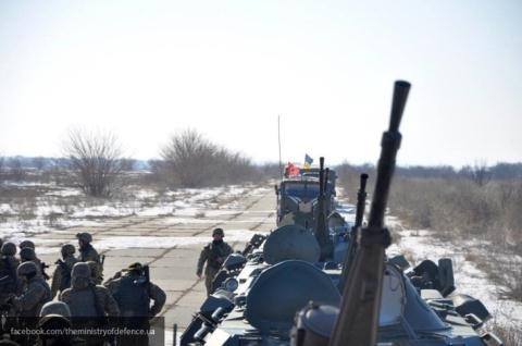 
Hình ảnh quân đội Ukraine cơ động lực lượng bao vây Donbass.
