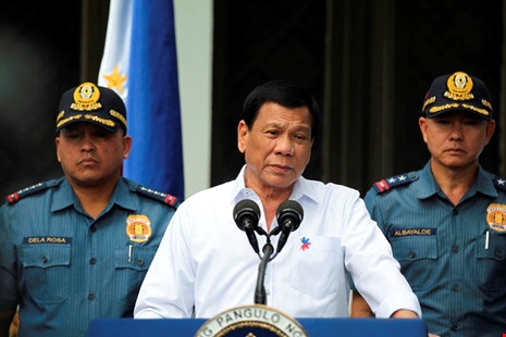 Sau ma túy, ông Duterte tuyên chiến với cờ bạc - 1 Tổng thống Duterte nói chuyện với lực lượng cảnh sát tại Manila, Philippines ngày 9-2-2017. Ảnh: AP