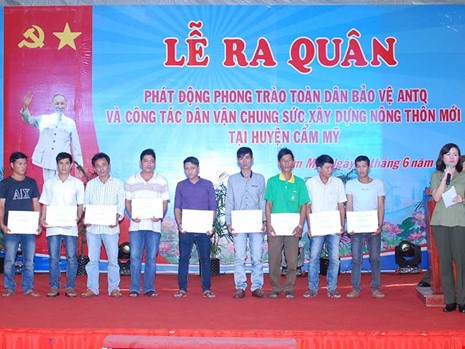 Từ quỹ hoàn lương, ra tù thành ông chủ - 1 Công an tỉnh Đồng Nai đang trao vốn cho những người hoàn lương. Ảnh: TD