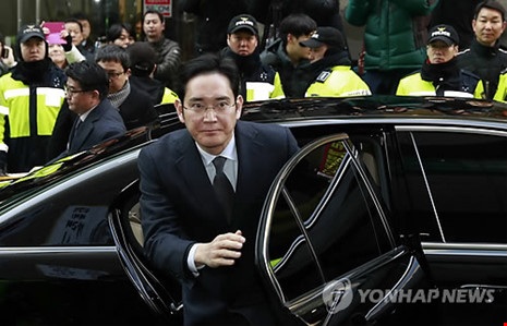 "Thái tử" Samsung trình diện chịu thẩm vấn vòng 2 - 1 Thái tử Samsung Lee Jae-yong đến văn phòng công tố đặc biệt ở Seoul sáng 13-2. Ảnh: YONHAP