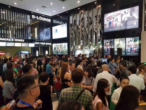 
Thị trường chiếu phim đang hái ra tiền nhưng cơ hội không dành cho phim Việt. Trong ảnh: Khán giả đến xem phim tại một rạp ở TP HCM. Ảnh: Thúy Khanh
