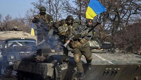 Vì sao quân đội Ukraine không thể đánh lớn vào Donbass? - 1 Quân đội Ukraine đang dàn quân trên giới tuyến với Donetsk