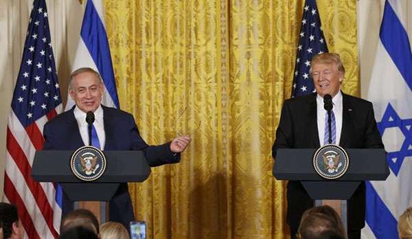 Cách tiếp cận mới của Mỹ với tiến trình hòa bình Trung Đông - 1 Tổng thống Trump (phải) và Thủ tướng Netanyahu tại buổi họp báo sau cuộc gặp thượng đỉnh. Ảnh: Reuters.
