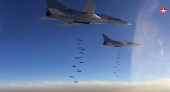 Máy bay ném bom tầm xa Nga tấn công gần thành trì của IS ở Syria - 1 Máy bay Nga ném bom vào các mục tiêu IS ở Syria. (Nguồn: The Aviationist)