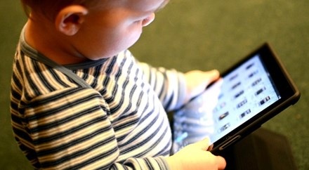 Những dấu hiệu con bạn sắp “hỏng” mắt vì Ipad, ti vi - 1
Ảnh minh hoạ: Internet