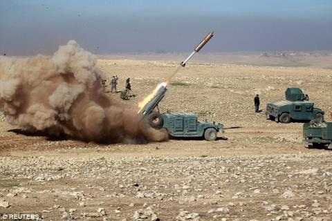 Cuộc đua đánh Palmyra, Tây Mosul: Ai về đích trước? - 2 Lực lượng Iraq nã rocket tấn công IS từ ngôi làng ở Albu Saif (Mosul)