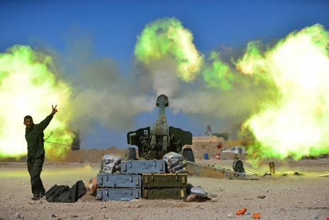 Quân Iraq đánh lớn tiến chiếm sân bay, Mosul thất thủ - 1 Lực lượng huy động nhân dân Iraq (PMF) nã pháo về phía IS trong một trận chiến hôm 22-2 ở phía tây Mosul. Ảnh: Reuters