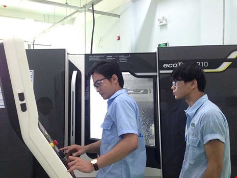 Nộp hồ sơ đại học, lấy gì xét tuyển cao đẳng? - 1 Thay vì đợi chờ “lọt sàng xuống nia”, các trường cao đẳng đã thu hút người học bằng việc đầu tư thiết bị, thực hành bài bản, bảo đảm ra trường có việc làm. Ảnh: P.ĐIỀN