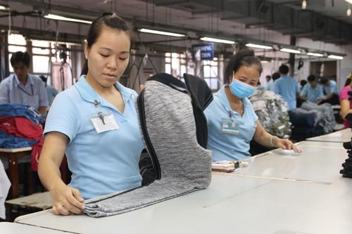 TPHCM: Người lao động sẽ tự giữ sổ BHXH - 1 Với việc tự quản lý sổ, người lao động biết được quá trình cũng như tiền lương tham gia BHXH Ảnh: KHÁNH AN