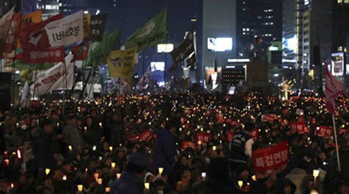 Phiên tòa định đoạt số phận Tổng thống Hàn Quốc Park Geun-hye - 1 Những người tham gia tuần hành cho biết họ hi vọng vào phán quyết sáng suốt của Tòa án Hiến pháp Hàn Quốc. (Ảnh: AP)