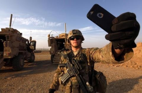 Mosul rực lửa: Đồng minh Mỹ thoát kiếp "bia đỡ đạn" - 1 Đặc nhiệm Mỹ selfie tại Mosul