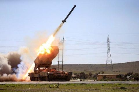Mosul lâm thế khó, quân đội Syria-Thổ đụng độ tại Al-Bab - 1 Quân đội Iraq nã rocket vào khu vực chiếm đóng của IS ở phía Tây Mosul ngày 25/2