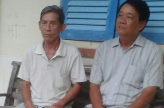 Nhờ báo chí lên tiếng, 4 người đánh bài ăn thịt gà "thoát nạn" - 1 Ông Bạn (trái) và ông Bình. Ảnh: PHONG KHÊ
