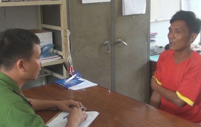 Ngáo đá khống chế xe 47 chỗ chở khách hành hương trên phà Cao Lãnh - 1
Nghi phạm tại cơ quan điều tra.