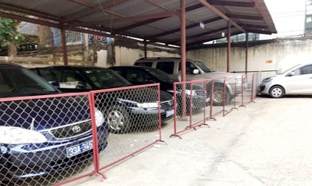 Xe công “nằm chuồng”, lãnh đạo đi taxi - 1 Những chiếc xe công biển xanh tại Sở LĐ-TB&XH Hà Nội “nằm chuồng” để bàn giao cho thành phố