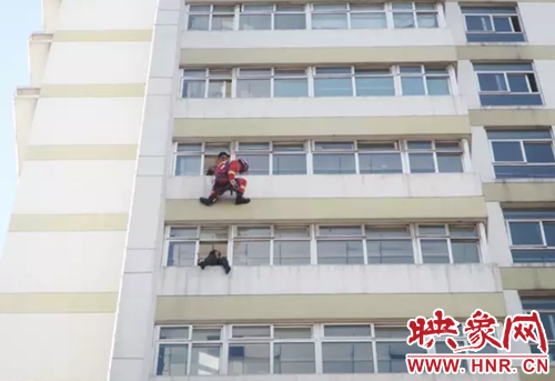 Lính cứu hỏa tung cước đạp bay cô gái định nhảy lầu tự tử - 2 Cô gái ngồi vắt vẻo bên cửa sổ tầng 9 của bệnh viện thành phố Nhữ Châu, tỉnh Hà Nam, Trung Quốc