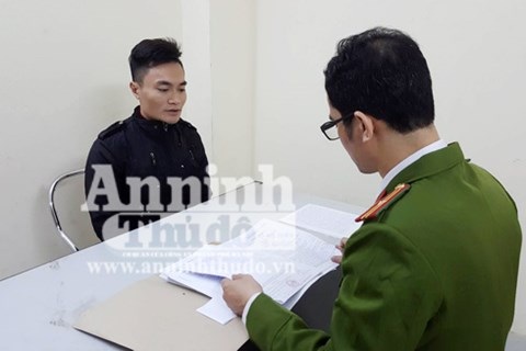 Hà Nội: Một "shipper" bị lừa mất 12 triệu đồng - 1 Cán bộ điều tra đang lấy lời khai Trần Đỗ Hùng.