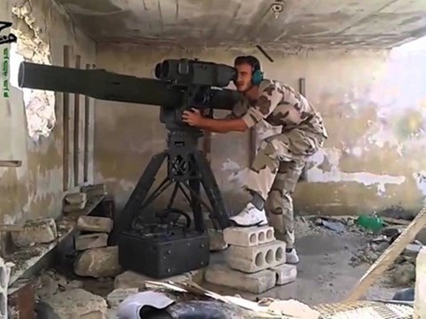 Phiến quân tấn công Syria bằng tên lửa chống tăng của Mỹ ở Aleppo - 1 Phiến quân ở Syria được Mỹ viện trợ tên lửa chống tăng TOW để chống lại lực lượng chính phủ Syria