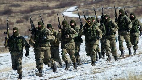 Cảnh cáo NATO, 3.000 quân Nga sẵn sàng chiến đấu ở Crimea - 1 Binh sĩ Nga tập trận bất ngờ tại Crimea.