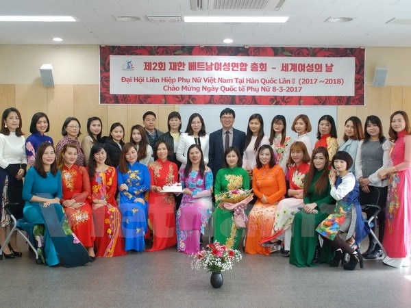 Phát huy thế mạnh phụ nữ Việt Nam trong quảng bá đất nước ở Hàn Quốc - 1 Ông Nguyễn Đình Dũng, Bí thư thứ nhất Đại sứ quán Việt Nam tại Hàn Quốc chụp ảnh lưu niệm cùng các đại biểu tại Đại hội phụ nữ Việt Nam tại Hàn Quốc lần thứ 2. (Ảnh: Vũ Toàn - Hữu Tuyên/Vietnam+)
