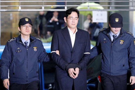 "Thái tử" Samsung thuê dàn luật sư bào chữa "khủng" - 1 Ông Lee Jae-yong (giữa) được đưa đến văn phòng tham vấn độc lập ở Seoul hôm 22-2. Ảnh: AP